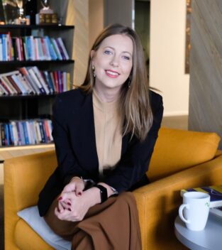 Töökeel: Eesti, Inglise Kontakt: helena.ojalah@gmail.com +372 56475091 LinkedIN: https://www.linkedin.com/in/helena-ojala-coach/